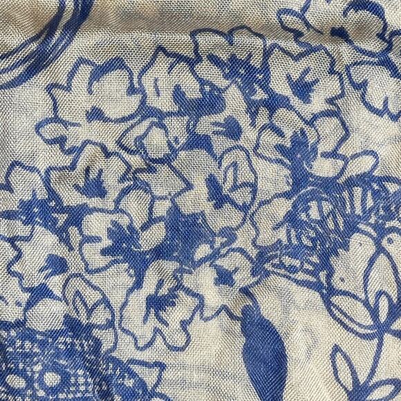 Coldwater Creek Etched‎ Paisley Scarf Cream and Blue NWT - Picture 4 of 5